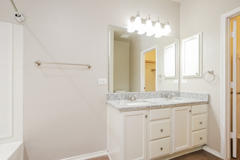 1,745/Mo, 20638 Creek Riv San Antonio, TX 78259 Main Bathroom View