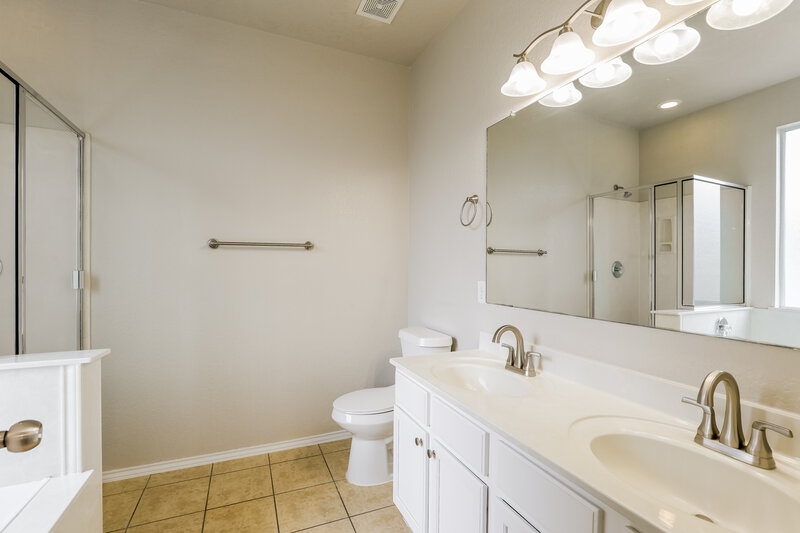 2,120/Mo, 16206 Galloping Oak Knl Selma, TX 78154 Main Bathroom View