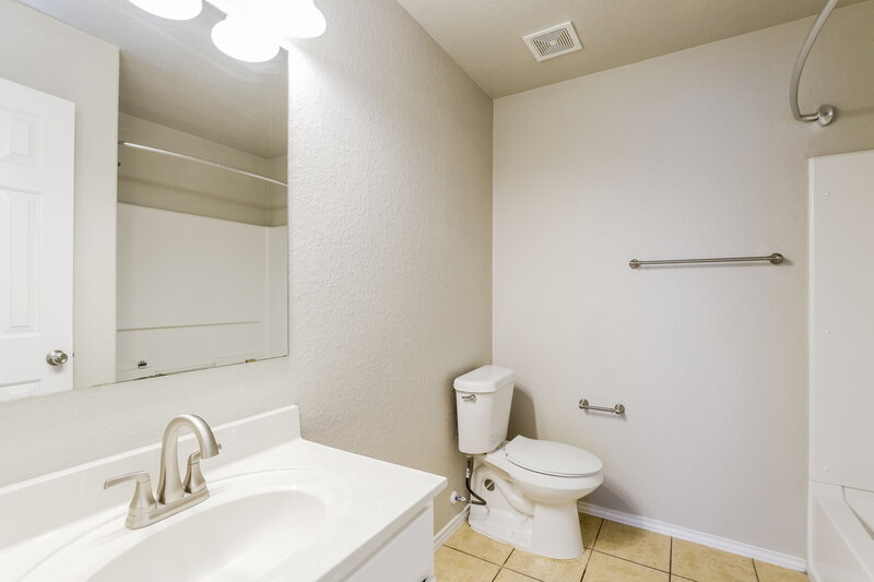 2,120/Mo, 16206 Galloping Oak Knl Selma, TX 78154 Bathroom View