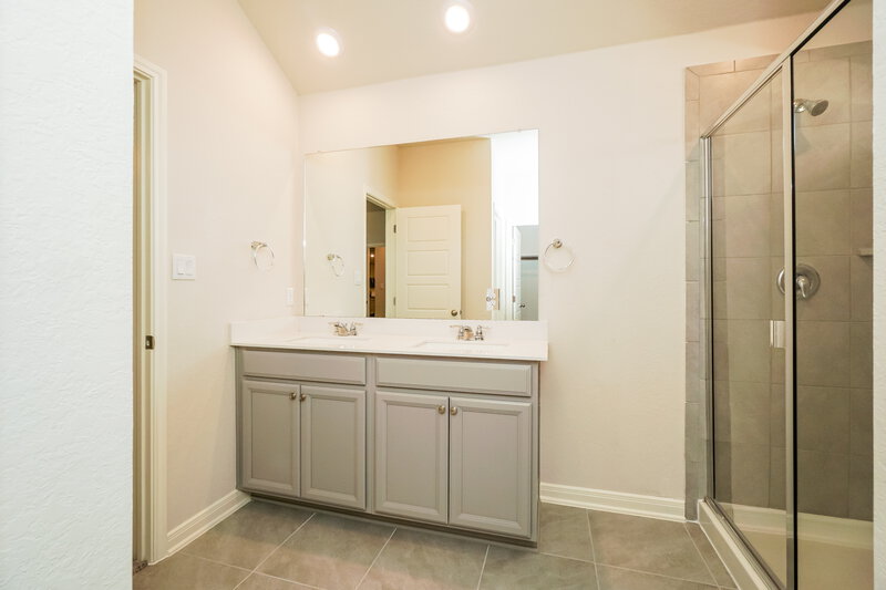 2,180/Mo, 12911 Azan Hts San Antonio, TX 78245 Main Bathroom View