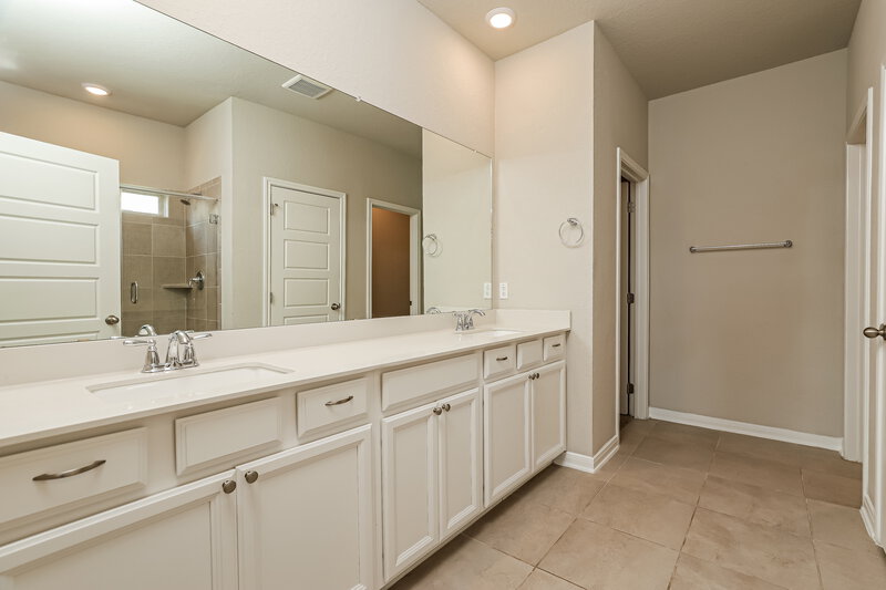 2,635/Mo, 304 Shelton Pass Cibolo, TX 78108 Main Bathroom View