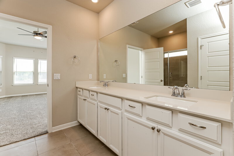 2,635/Mo, 304 Shelton Pass Cibolo, TX 78108 Main Bathroom View 2