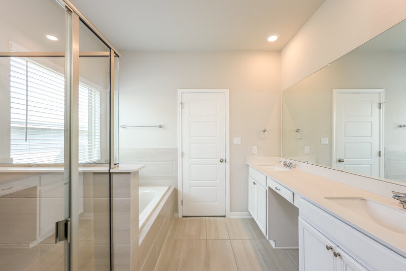 2,450/Mo, 308 Goodfella Ave Cibolo, TX 78108 Main Bathroom View