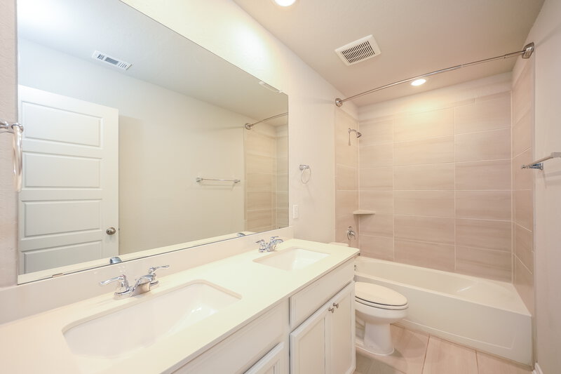 2,450/Mo, 308 Goodfella Ave Cibolo, TX 78108 Bathroom View