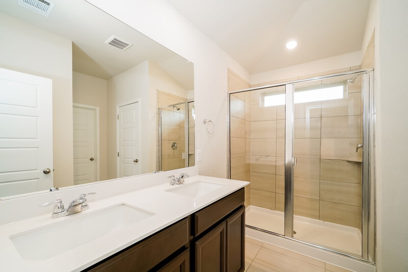 2,255/Mo, 1244 Ella Xing New Braunfels, TX 78130 Main Bathroom View