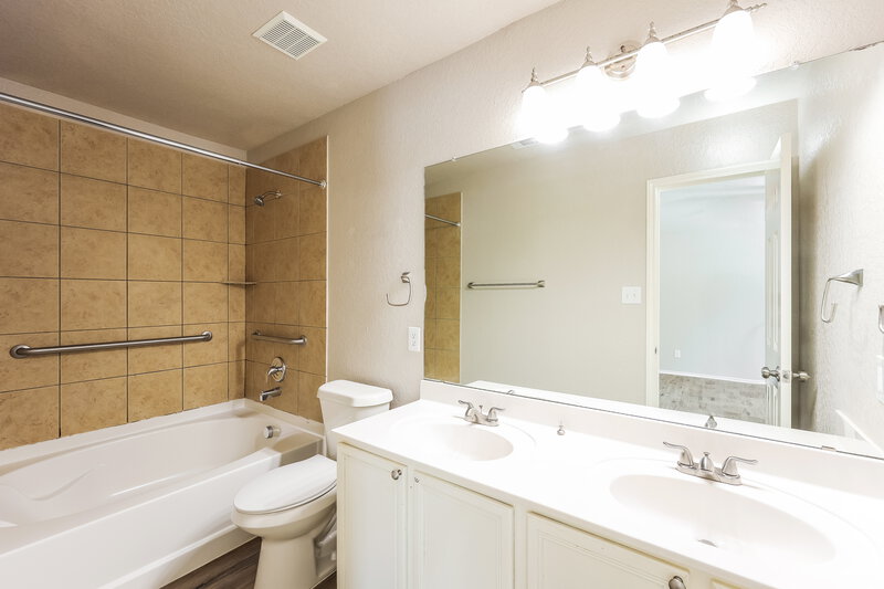 1,645/Mo, 4431 Mystic Sunrise Dr San Antonio, TX 78244 Main Bathroom View