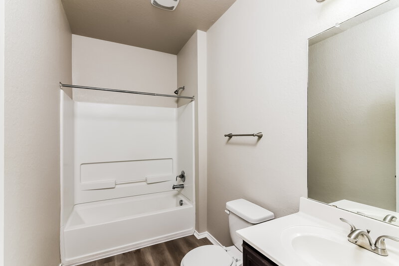 1,770/Mo, 4423 Wrangler Vw San Antonio, TX 78223 Main Bathroom View