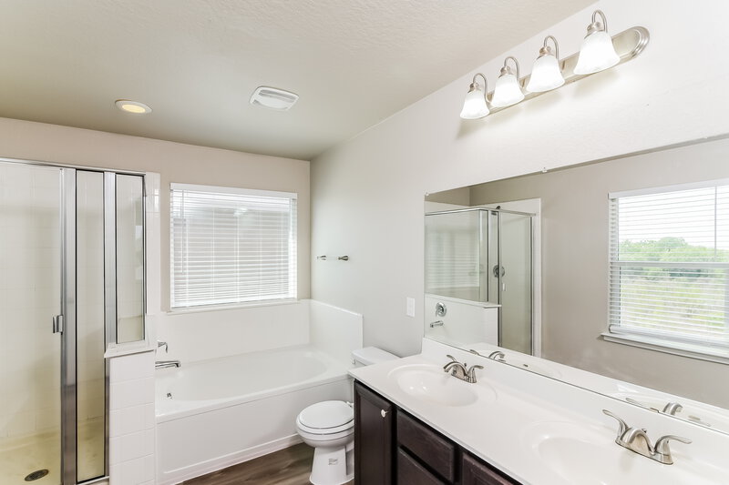 1,770/Mo, 4423 Wrangler Vw San Antonio, TX 78223 Bathroom View