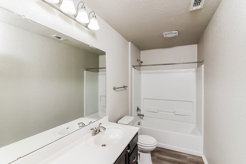 1,770/Mo, 4423 Wrangler Vw San Antonio, TX 78223 Bathroom View 2