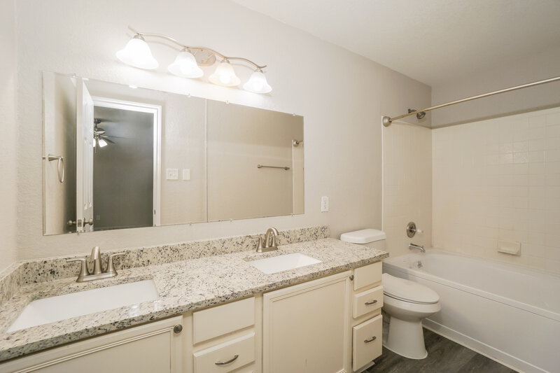 1,730/Mo, 14430 Bowhill Gln Live Oak, TX 78233 Main Bathroom View