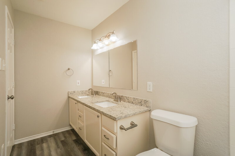 1,730/Mo, 14430 Bowhill Gln Live Oak, TX 78233 Main Bathroom View 2