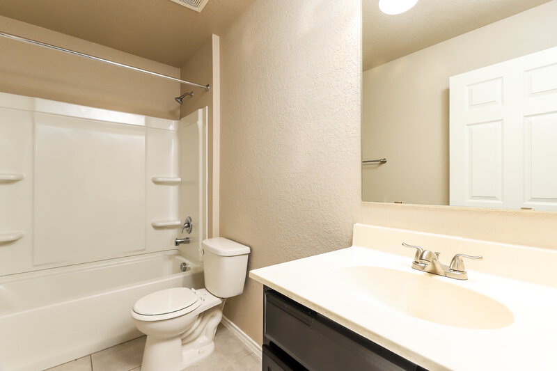 2,050/Mo, 165 Texas Thistle New Braunfels, TX 78130 Main Bathroom View