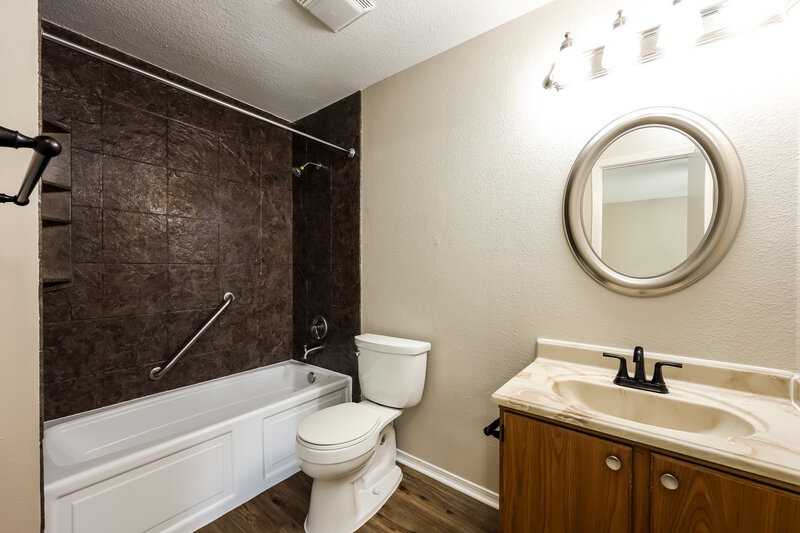 1,820/Mo, 1507 Perryton San Antonio, TX 78251 Main Bathroom View