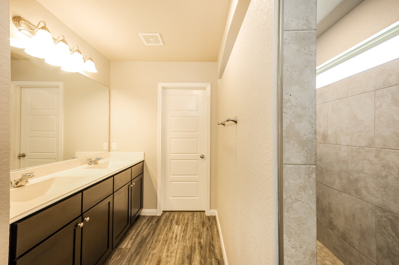 1,950/Mo, 8230 Broussard San Antonio, TX 78253 Main Bathroom View