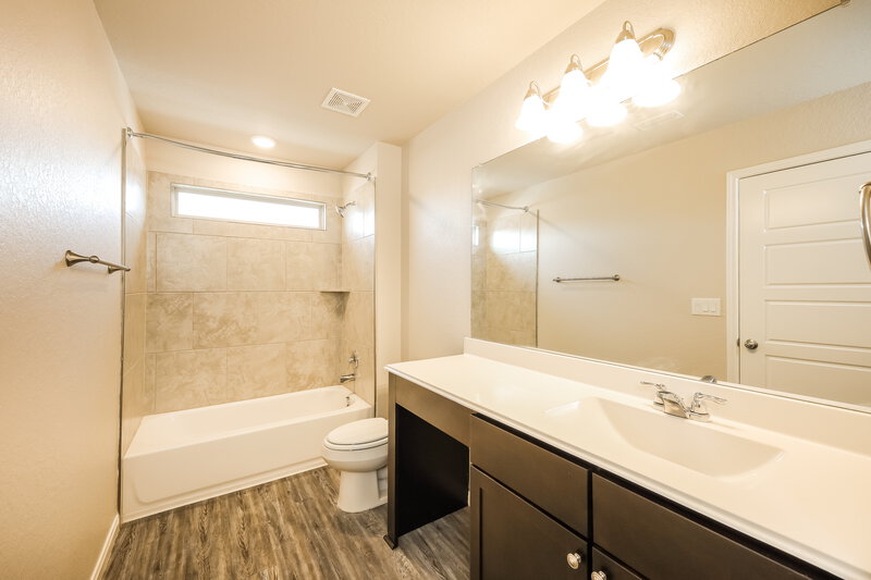 1,950/Mo, 8230 Broussard San Antonio, TX 78253 Bathroom View