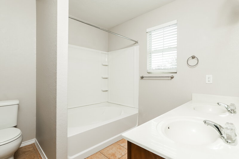 1,445/Mo, 11911 Pure Silver San Antonio, TX 78254 Main Bathroom View