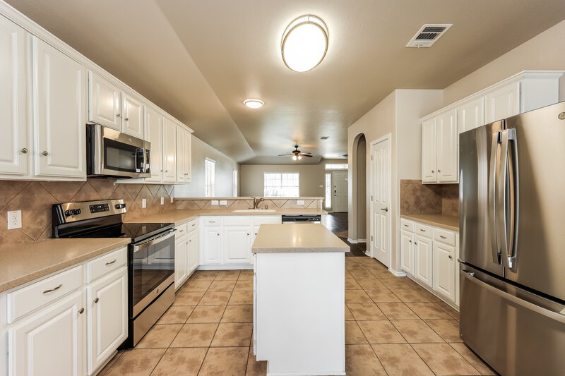 1,950/Mo, 527 Point Spgs San Antonio, TX 78253 Kitchen View 2