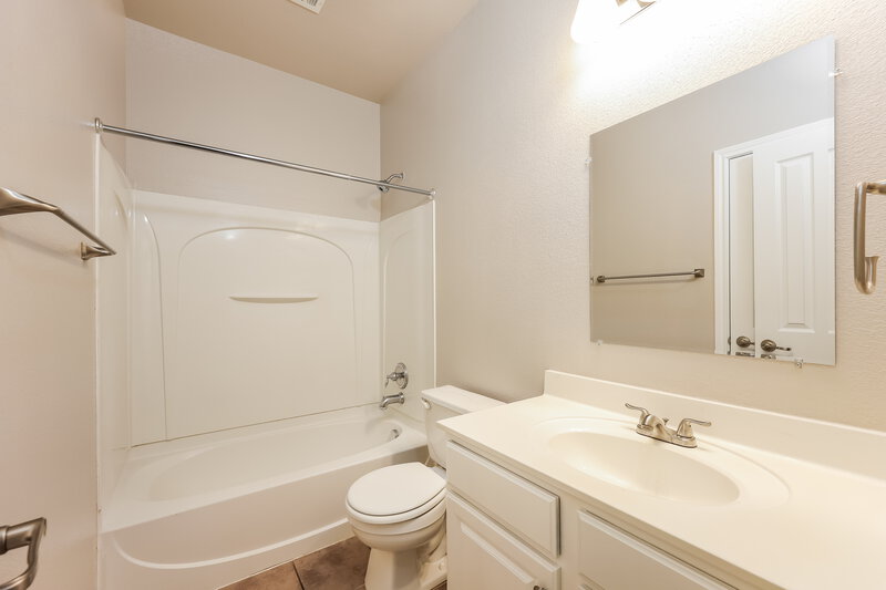 1,950/Mo, 527 Point Spgs San Antonio, TX 78253 Bathroom View