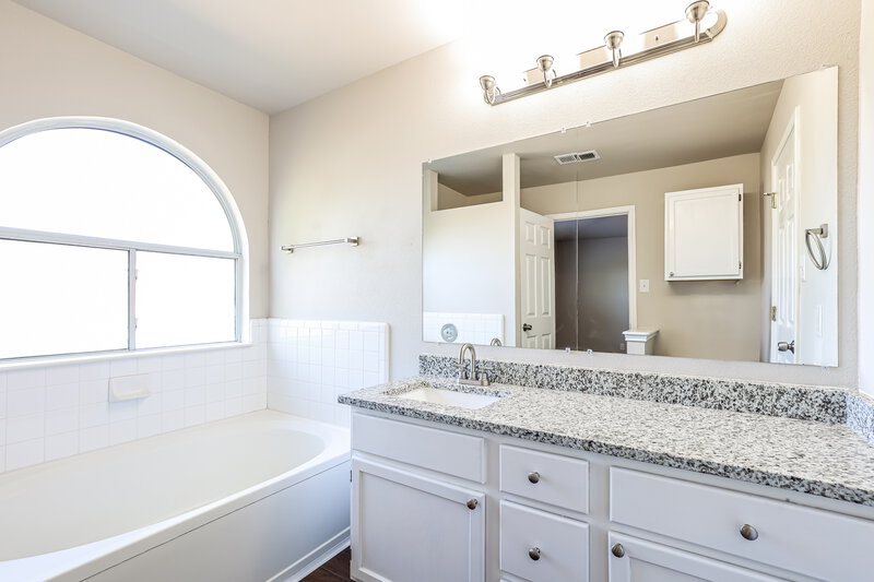 2,640/Mo, 5019 Crestwood Hill Dr San Antonio, TX 78244 Main Bathroom View