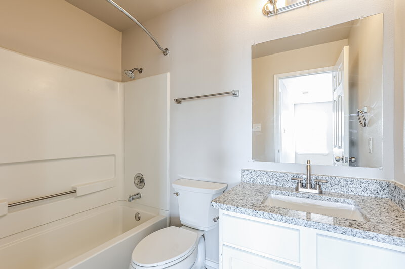2,640/Mo, 5019 Crestwood Hill Dr San Antonio, TX 78244 Bathroom View