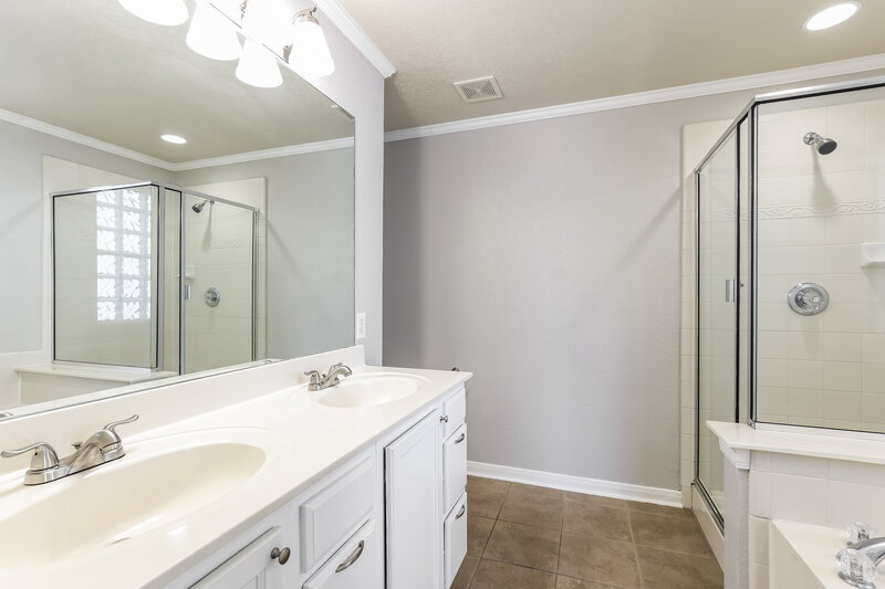 1,900/Mo, 5729 Maxfli Dr Schertz, TX 78108 Main Bathroom View