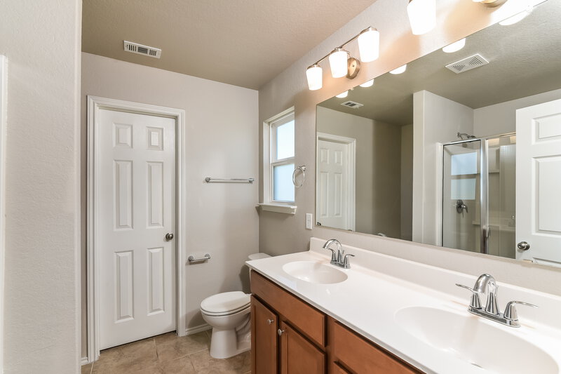 1,960/Mo, 10815 Noble Cyn San Antonio, TX 78254 Main Bathroom View