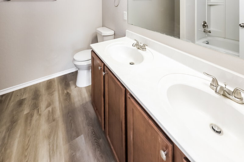 1,775/Mo, 2531 Night Star San Antonio, TX 78245 Main Bathroom View