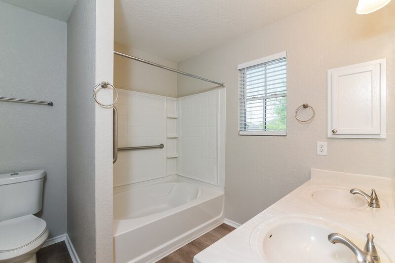 1,715/Mo, 12315 Java Wood San Antonio, TX 78254 Main Bathroom View