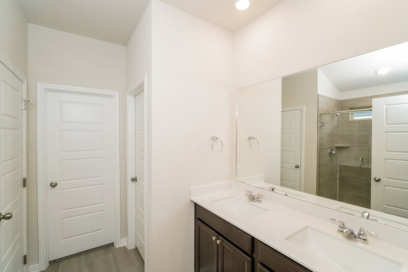 2,205/Mo, 695 Myrtle Path New Braunfels, TX 78130 Main Bathroom View