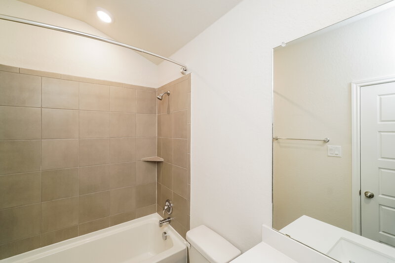 2,205/Mo, 695 Myrtle Path New Braunfels, TX 78130 Bathroom View