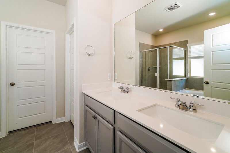 2,200/Mo, 1248 Ella Xing New Braunfels, TX 78130 Main Bathroom View