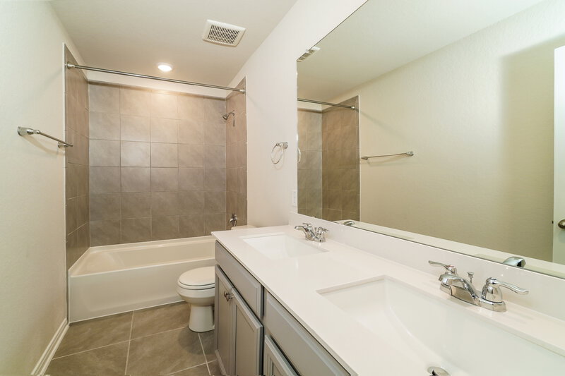 2,200/Mo, 1248 Ella Xing New Braunfels, TX 78130 Bathroom View