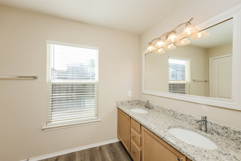 2,130/Mo, 1239 Butler Dr San Antonio, TX 78251 Main Bathroom View