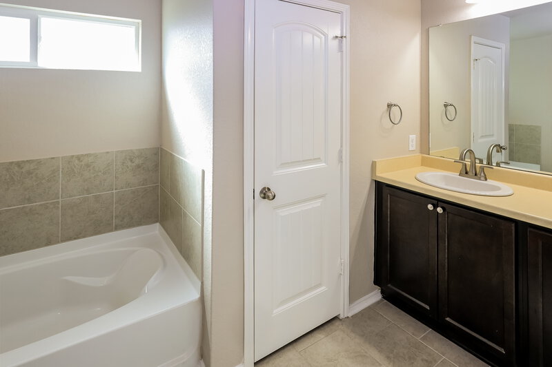 2,060/Mo, 15147 Cinnamon Teal San Antonio, TX 78253 Main Bathroom View