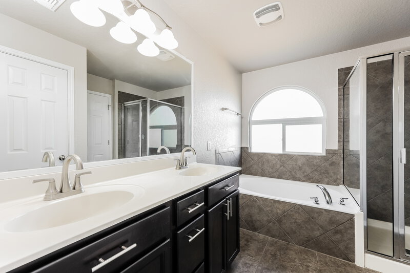 1,685/Mo, 11603 Poppy Sands San Antonio, TX 78245 Main Bathroom View