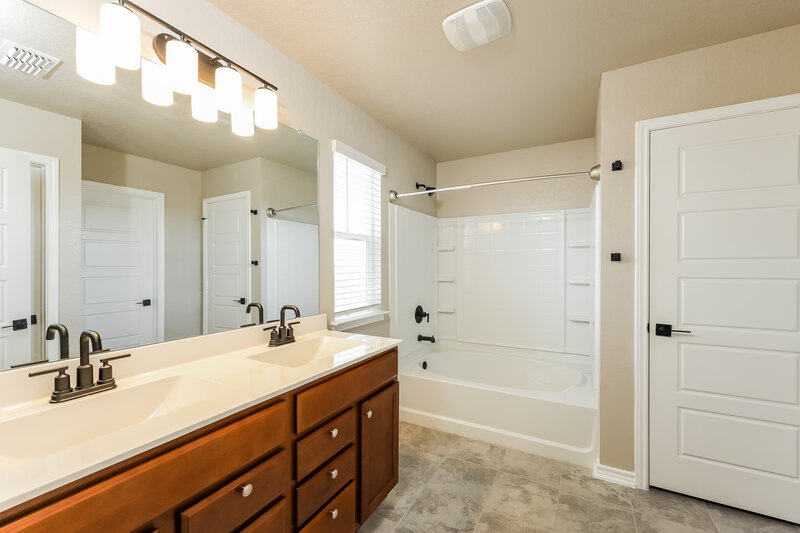 1,710/Mo, 8334 Kinclaven Ct Converse, TX 78109 Main Bathroom View