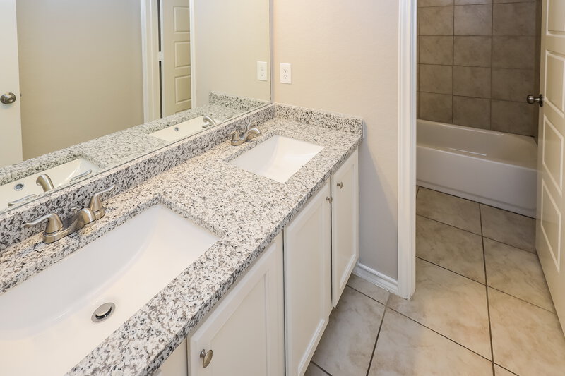 2,300/Mo, 298 Hunters Rnch E San Antonio, TX 78253 Bathroom View