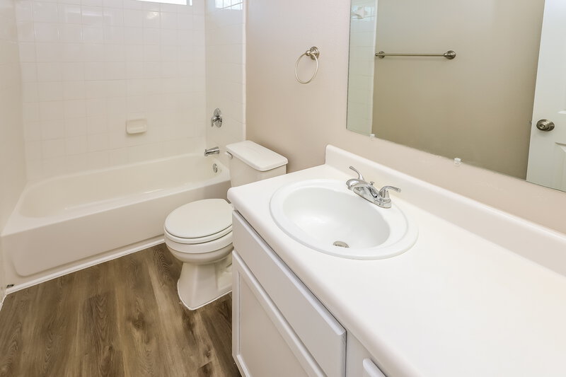 1,620/Mo, 9923 Mustang Rise San Antonio, TX 78254 Main Bathroom View