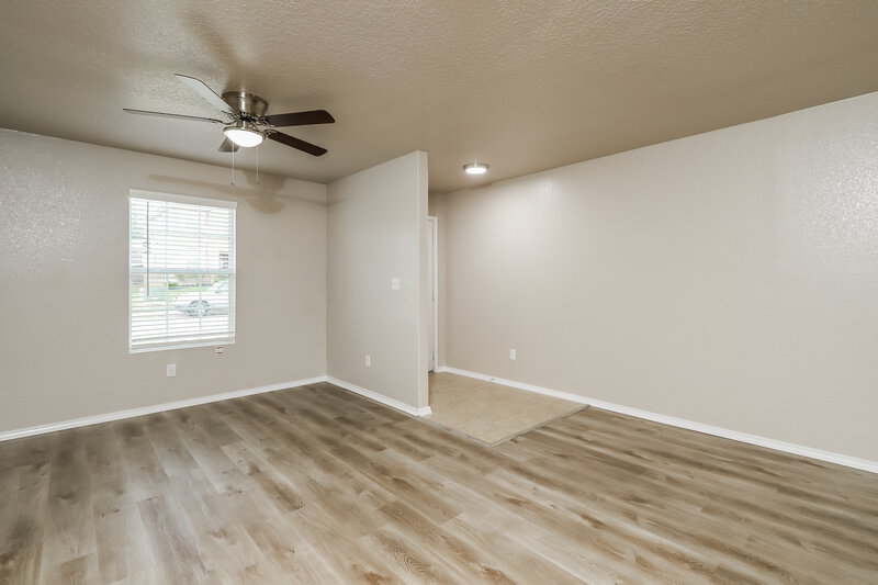 0/Mo, 24318 Invitation Oak San Antonio, TX 78261 Living Room View 2