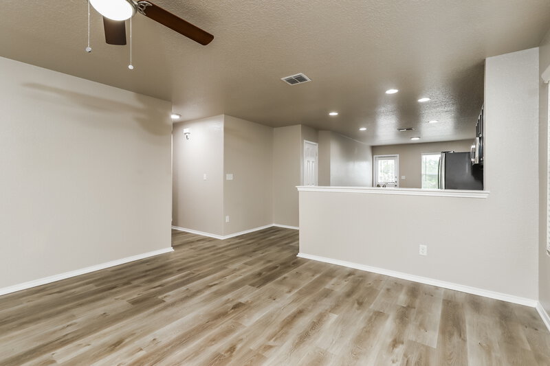 0/Mo, 24318 Invitation Oak San Antonio, TX 78261 Living Room View 3