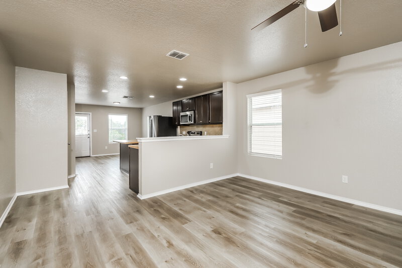 0/Mo, 24318 Invitation Oak San Antonio, TX 78261 Living Room View 4