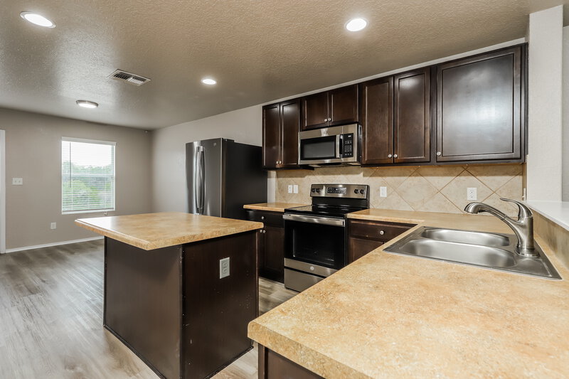 0/Mo, 24318 Invitation Oak San Antonio, TX 78261 Kitchen View