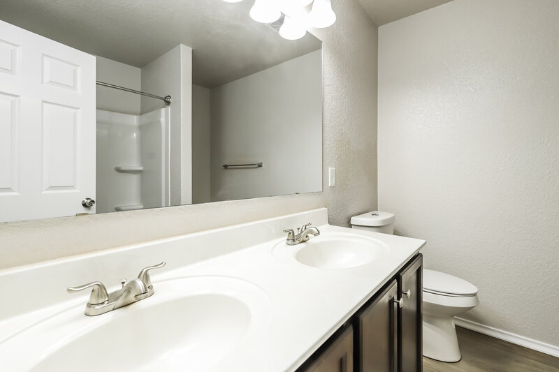 0/Mo, 24318 Invitation Oak San Antonio, TX 78261 Main Bathroom View