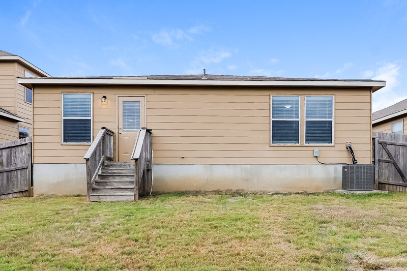 0/Mo, 24318 Invitation Oak San Antonio, TX 78261 Rear View