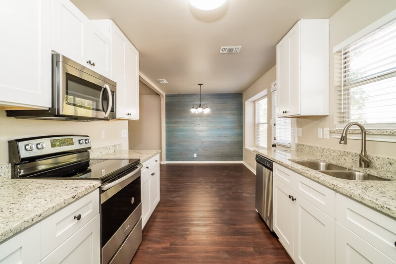 1,525/Mo, 207 Riders Walk San Antonio, TX 78227 Kitchen View 2