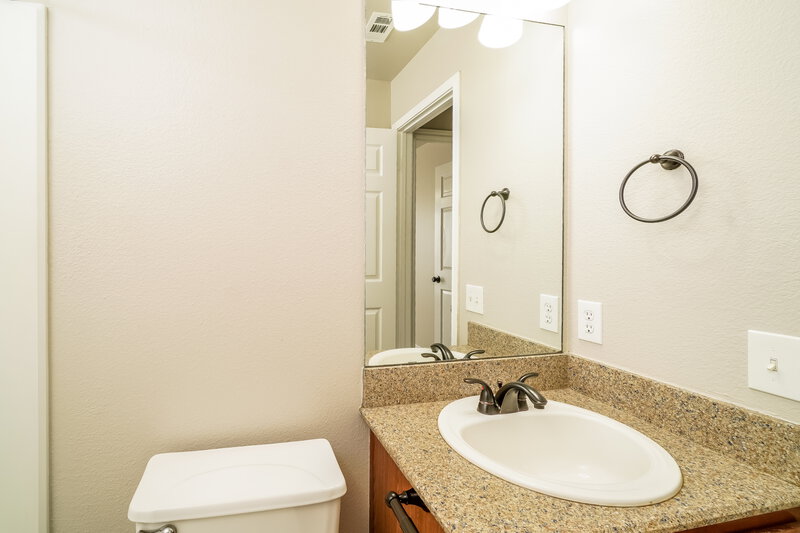 1,525/Mo, 207 Riders Walk San Antonio, TX 78227 Main Bathroom View