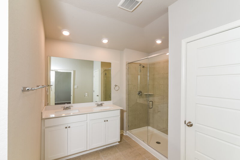 2,430/Mo, 13211 Braxon Pass San Antonio, TX 78253 Main Bathroom View