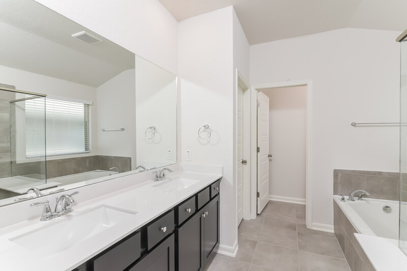 3,690/Mo, 12927 Louberg Vly San Antonio, TX 78253 Main Bathroom View