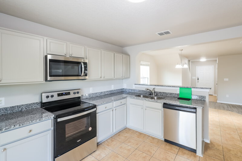 2,105/Mo, 10706 Rimfire Run Ln San Antonio, TX 78245 Kitchen View 2