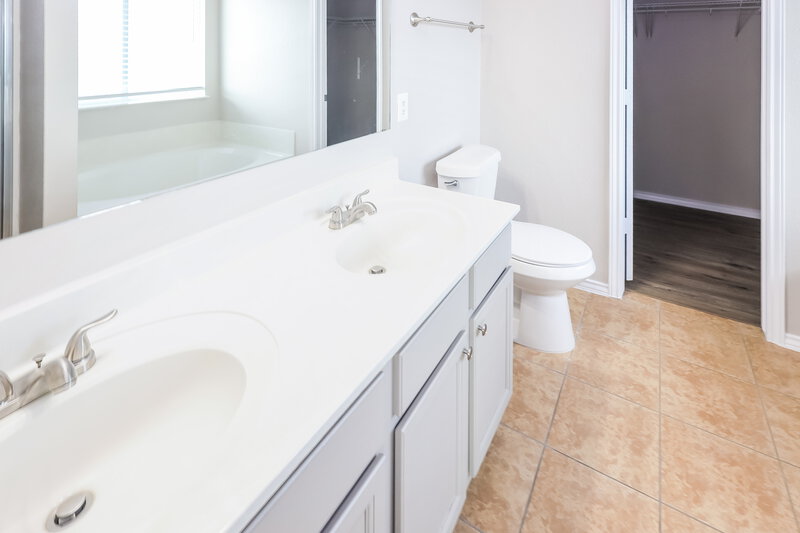 2,105/Mo, 10706 Rimfire Run Ln San Antonio, TX 78245 Main Bathroom View